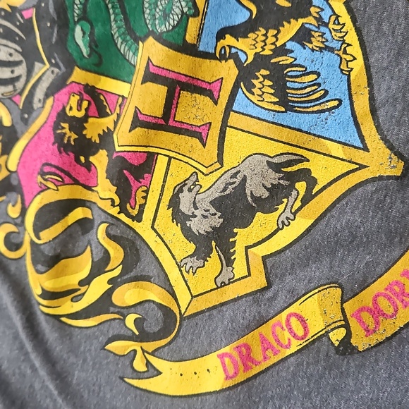 Hogwarts Crest T-Shirt - Picture 6 of 7